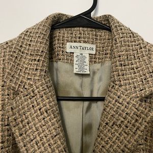 Preowned in good condition Ann Taylor L/S Beige/Brown Jacket